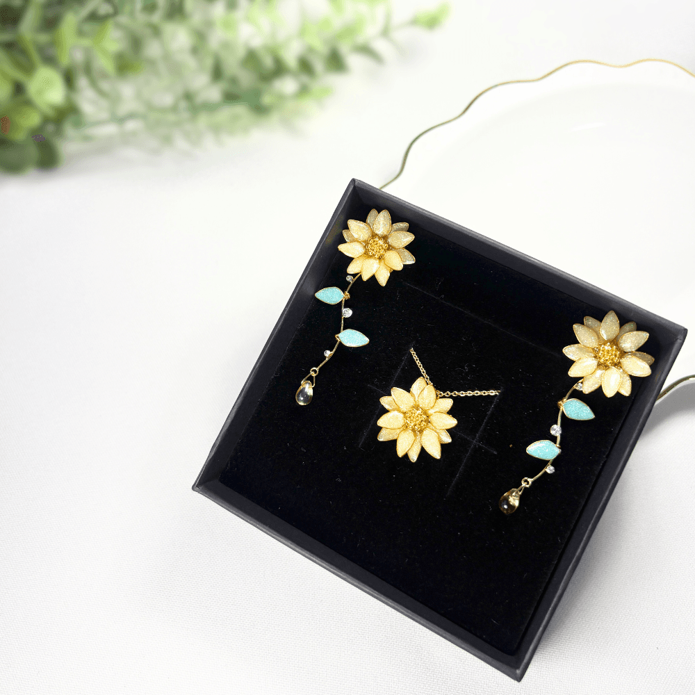 【ひまわり2wayイヤリングとネックレスセット】アレルギー対応／レジン×ワイヤー／夏アクセサリー／キラキラ輝く／受注製作